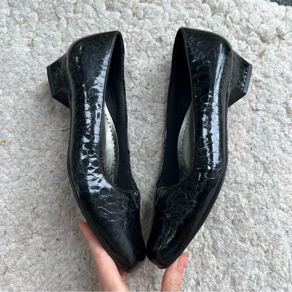 Trotters: Black Patent Leather Reptile Print Business Kitten Heels Size 8 - Picture 3 of 9